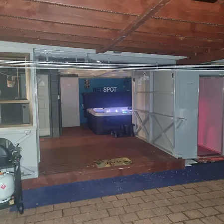 Room In Prime Location House With Spa And Sauna